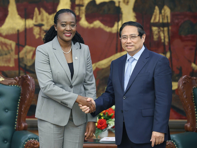 Le Premier ministre Pham Minh Chinh et le secrétaire d'État kényan à la Défense, Soipan Tuya. Photo : VNA