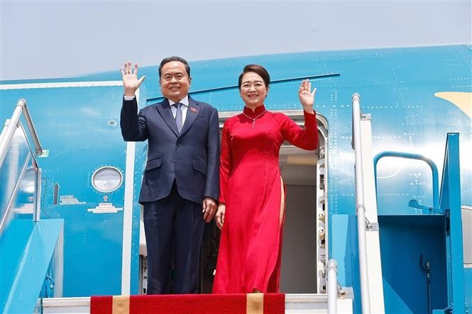 Le président de l’Assemblée nationale du Vietnam Trân Thanh Mân et son épouse Nguyên Thị Thanh Nga partent pour la Malaisie. Photo : VNA