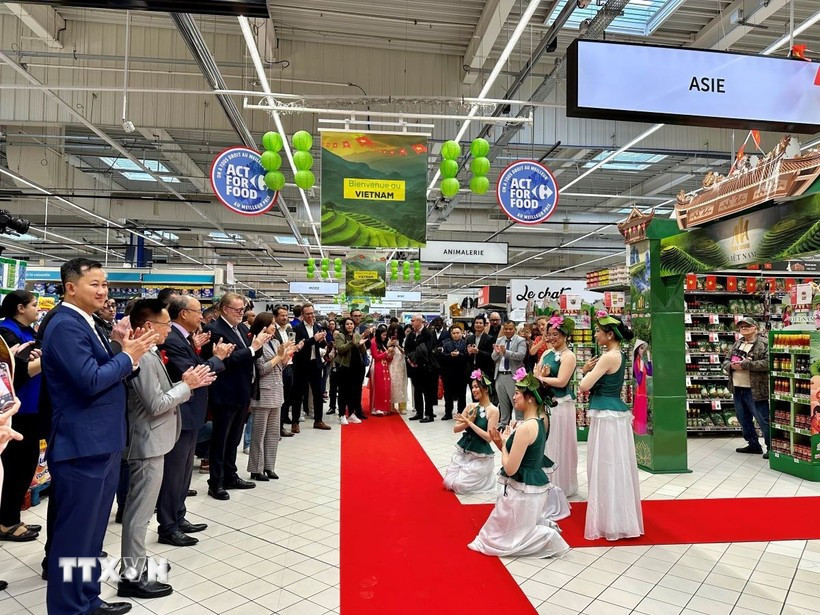 L'ambassade du Vietnam en France en collaboration avec le Groupe Carrefour inaugure la Semaine des produits vietnamiens en France au supermarché Carrefour Collégien. Photo : VNA