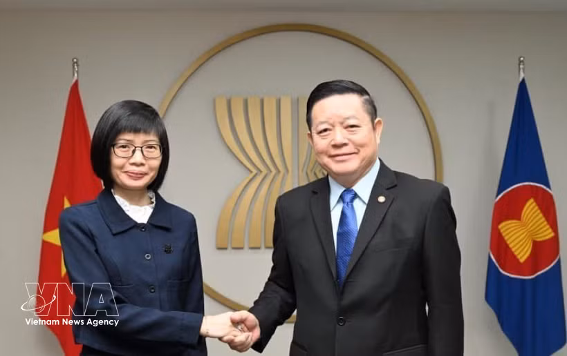 L’ambassadrice Ton Thi Ngoc Huong, cheffe de la Mission permanente du Vietnam auprès de l’ASEAN et le secrétaire général de l’ASEAN, Kao Kim Hourn, à Jakarta. Photo : VNA