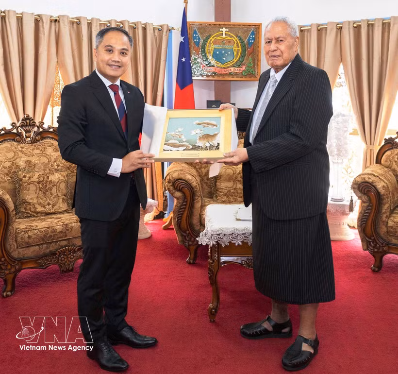 L’ambassadeur du Vietnam Phan Minh Giang (gauche) et le chef de l’État indépendant des Samoa, Tuimalealiifano Va’aletoa Sualauvi II, à Apia. Photo : VNA