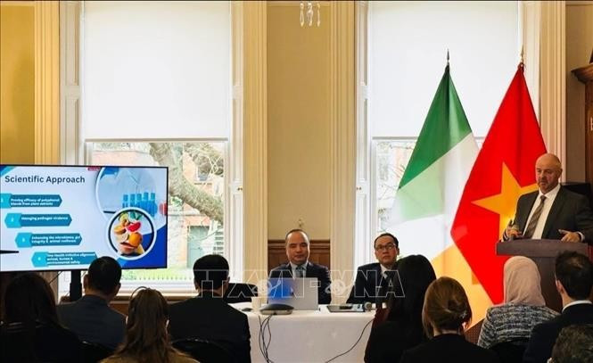 John Cullen, PDG d'Auranta (Irlande), groupe agroalimentaire et d'alimentation animale, présente des technologies et des produits respectueux de l'environnement. Photo : VNA