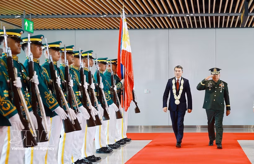 Le Premier ministre Le Minh Hung arrive aux Philippines pour le 48e Sommet de l’ASEAN. Photo : VNA