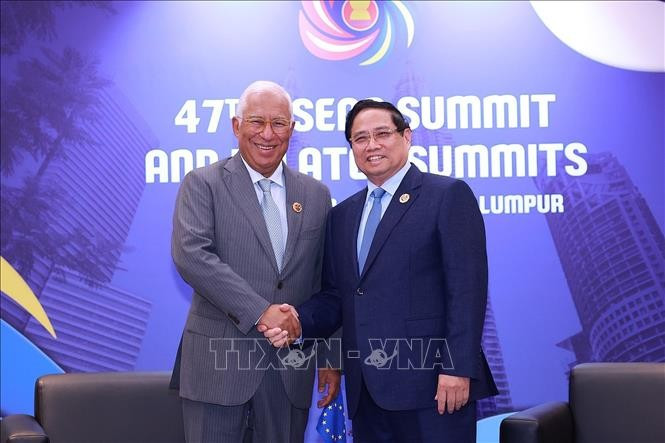 Le Premier ministre Pham Minh Chinh (droit) et le président du Conseil européen Antonio Costa. Photo: VNA