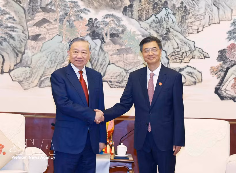 Le secrétaire général du Parti et président vietnamien, To Lam (gauche) et Chen Gang, secrétaire du Comité du Parti et président du Comité permanent de l’Assemblée populaire de la région autonome Zhuang du Guangxi. Photo : VNA