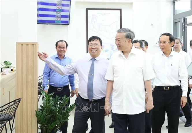 Le secrétaire général du Parti To Lam visite le Centre de services de l'administration publique de la commune de Tan Vinh Loc, à Ho Chi Minh-Ville. Photo : VNA