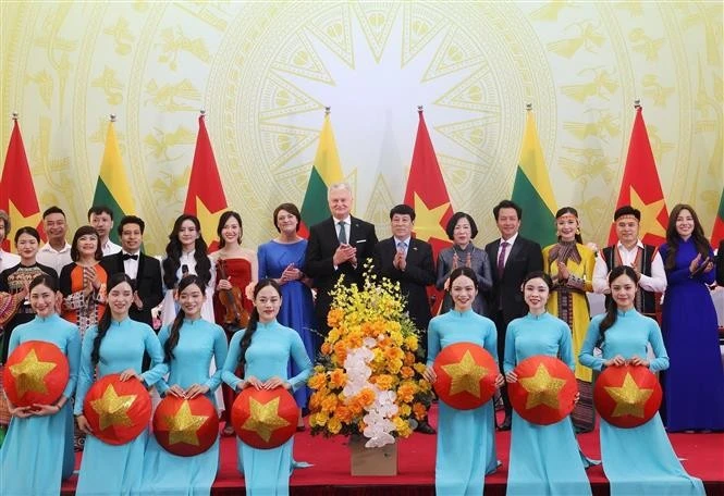 Le président vietnamien Luong Cuong, son épouse, le président lituanien Gitanas Nauseda et son épouse et des artistes vietnamiens. Photo : VNA