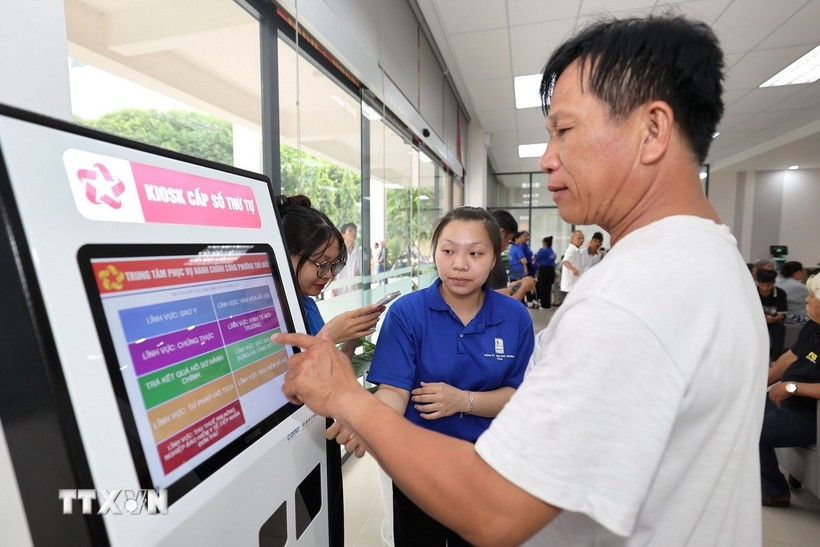 Des jeunes sont mobilisés pour soutenir les usagers au Centre de services administratifs de l'arrondissement de Thu Duc, à Hô Chi Minh-Ville. Photo : VNA