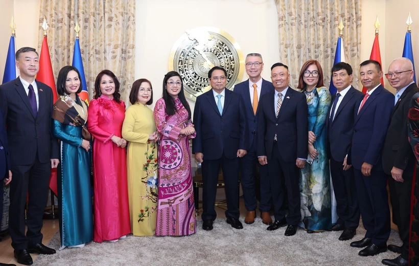 Le Premier ministre Pham Minh Chinh, son épouse et des Vietnamiens en République tchèque. Photo : VNA