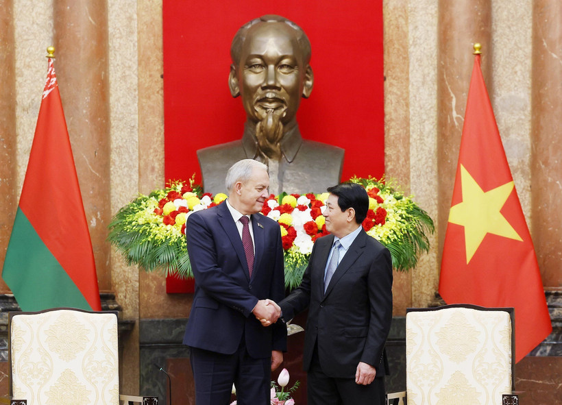 Le président de la République, Luong Cuong (droite) et le président de la Chambre des représentants de l'Assemblée nationale de Biélorussie, Igor Sergueïenko, à Hanoï. Photo : VNA