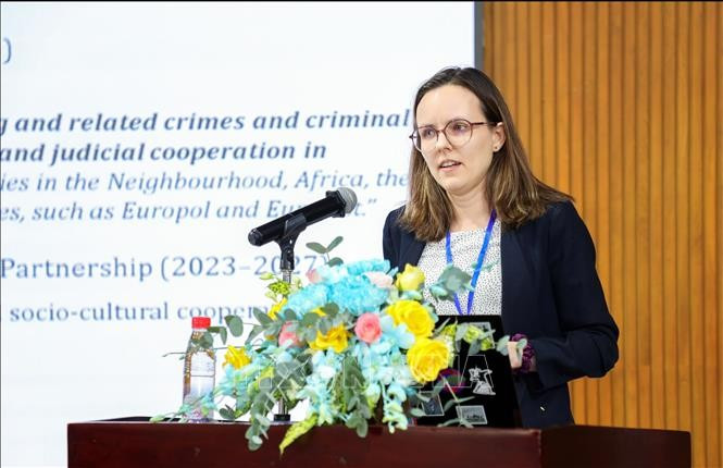 Un délégué étranger prend la parole lors du Colloque international sur le droit pénal transnational dans la région Asie – Pacifique. Photo : VNA