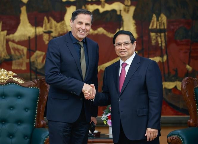 Le Premier ministre Pham Minh Chinh (droite) et Klaus Zellmer, président du groupe Skoda Auto. Photo : VNA