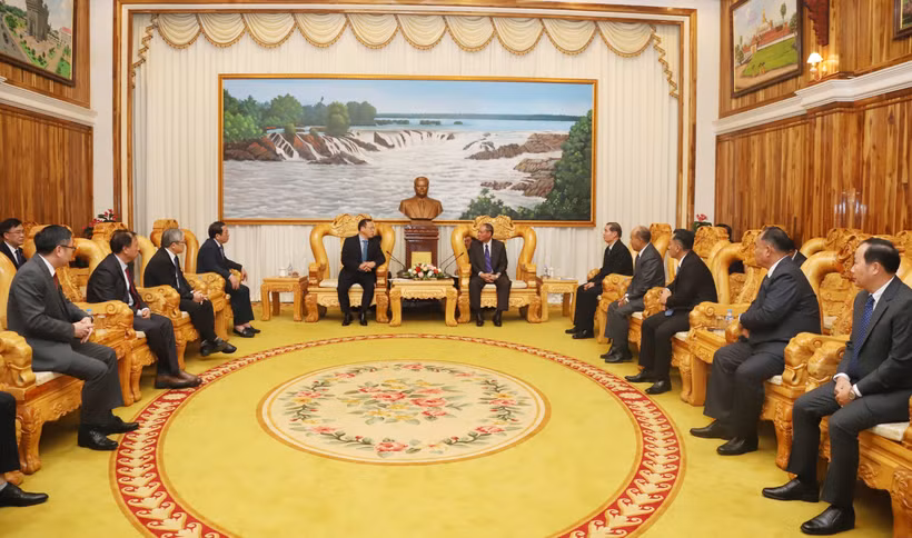 La rencontre entre le vice-ministre Nguyen Van Long et Vilay Lakhamphong, vice-Premier ministre, ministre de la Sécurité publique du Laos. Photo : VNA