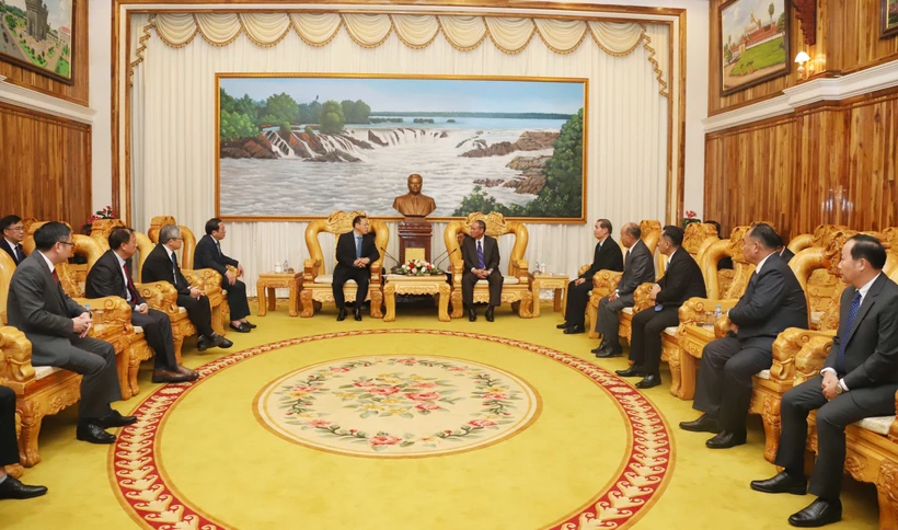 La rencontre entre le vice-ministre Nguyen Van Long et Vilay Lakhamphong, vice-Premier ministre, ministre de la Sécurité publique du Laos. Photo : VNA