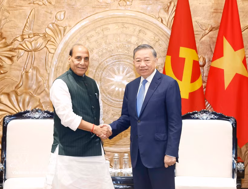 Le secrétaire général du Parti communiste du Vietnam et président vietnamien To Lam (droite) et le ministre indien de la Défense Rajnath Singh, à Hanoï.