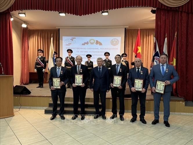 L'Association d'amitié Russie-Vietnam remet des certificats d'honneur à des personnes ayant apporté de nombreuses contributions aux relations bilatérales. Photo : VNA