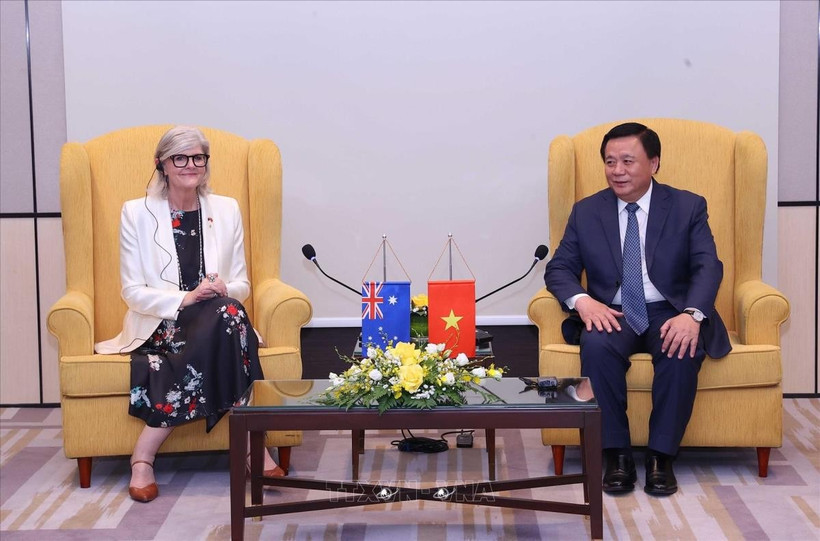 La gouverneure générale d’Australie, Sam Mostyn et le professeur, docteur Nguyên Xuân Thang, membre du Bureau politique, directeur de l’Académie nationale de politique Hô Chi Minh et président du Conseil théorique central. Photo : VNA