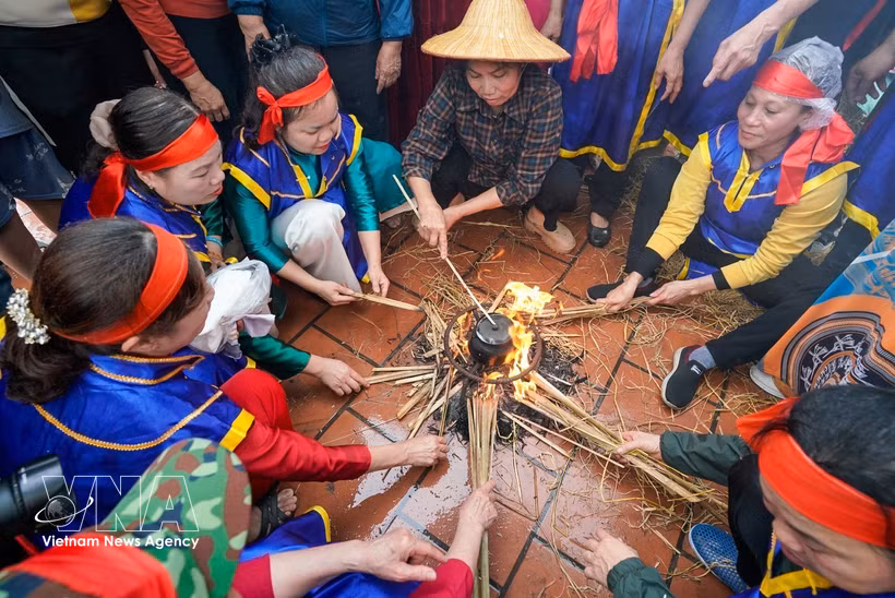 Fête de l’allumage du feu et du concours de cuisson du riz au village de Thi Cam 