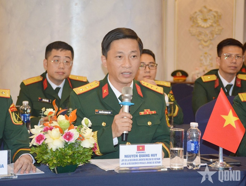 Le lieutenant-colonel Nguyen Quang Huy prend la parole lors de l'échange de vue. Photo : qdnd.vn
