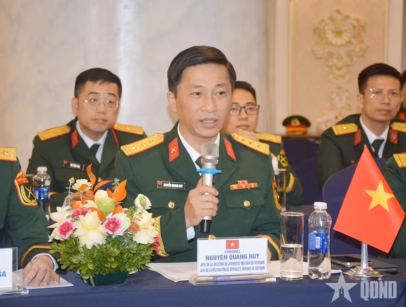 Le lieutenant-colonel Nguyen Quang Huy prend la parole lors de l'échange de vue. Photo : qdnd.vn