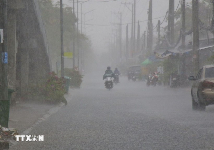 De violentes pluies continuent de s’abattre sur les régions du Nord et du Centre du Vietnam. Photo : VNA