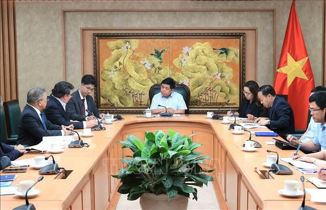 Le vice-Premier ministre vietnamien Nguyên Chi Dung a reçu, le 5 août à Hanoï, Danel C. Aboitiz, PDG du groupe philippin Aboitiz Power. Photo : VNA