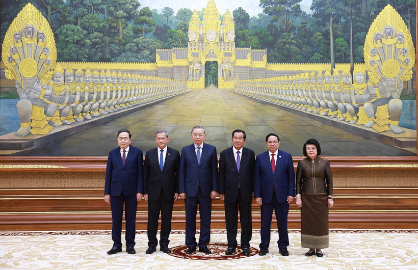 Le président du Parti du peuple cambodgien, Samdech Techo Hun Sen, accueille le secrétaire général To Lam (3e à gauche) et les dirigeants vietnamiens au banquet d'État. Photo : VNA.