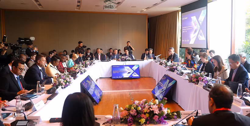 Table ronde ministérielle sur la confiance numérique. Photo : VNA