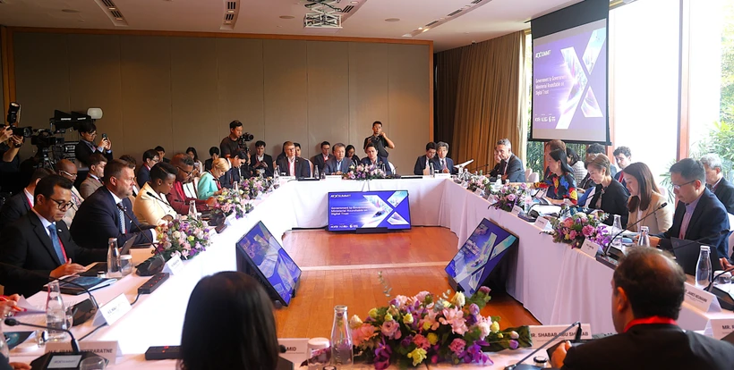 Table ronde ministérielle sur la confiance numérique. Photo : VNA