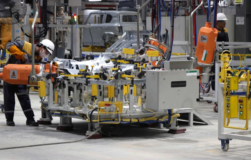 Dans l'usine de voitures électriques VinFast. Photo : VNA