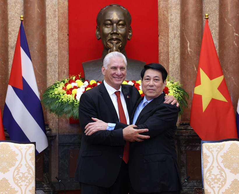 Le président vietnamien Luong Cuong (droite) et le premier secrétaire du Parti communiste et président cubain Miguel Díaz-Canel Bermúdez à Hanoï. Photo : VNA