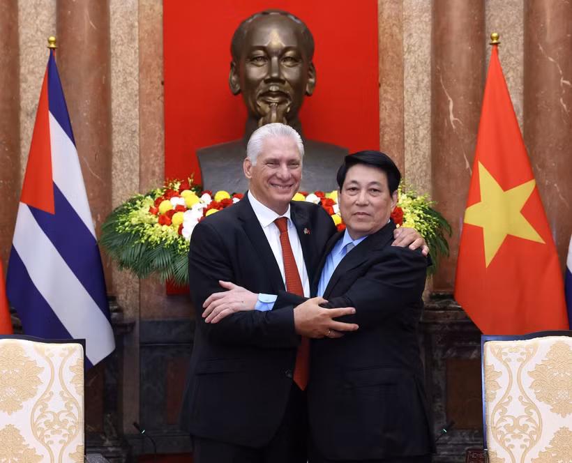 Le président vietnamien Luong Cuong (droite) et le premier secrétaire du Parti communiste et président cubain Miguel Díaz-Canel Bermúdez à Hanoï. Photo : VNA