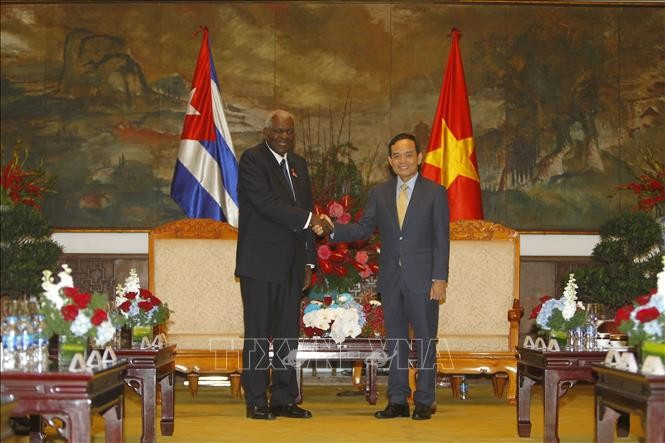 Le président de l’Assemblée nationale cubaine, Esteban Lazo Hernandez, a rencontré le 2 octobre à Hô Chi Minh-Ville, Tran Luu Quang, secrétaire du Comité municipal du Parti. Photo : VNA