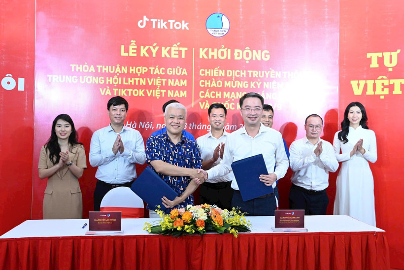 Le Comité central de l'Union de la jeunesse vietnamienne signe un accord de coopération avec TikTok Vietnam pour la période 2025-2029. Photo : hanoimoi.vn