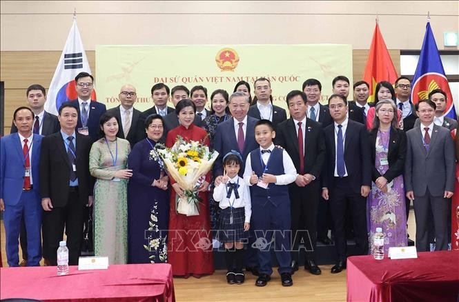 Le secrétaire général du Parti communiste du Vietnam Tô Lâm, son épouse et la délégation de haut niveau vietnamienne rencontrent à Séoul la communauté vietnamienne en R. de Corée. Photo : VNA