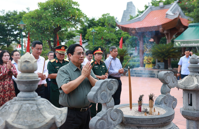 Le Premier ministre Pham Minh Chinh offre de l'encens au Temple dédié à l'Oncle Hô et aux martyrs de la province de Quang Tri. Photo : VNA