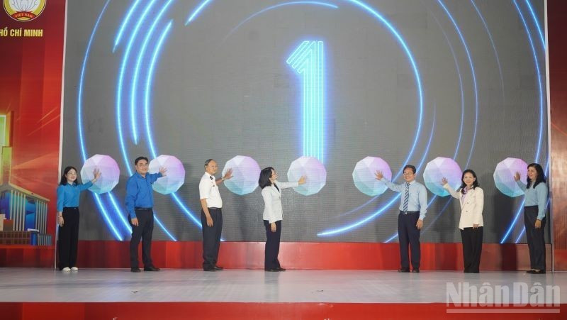 Lacérémonie de lancement du mouvement «alphabétisation numérique populaire » pour la période 2025-2026 à Hô Chi Minh-Ville. Photo : nhandan.vn