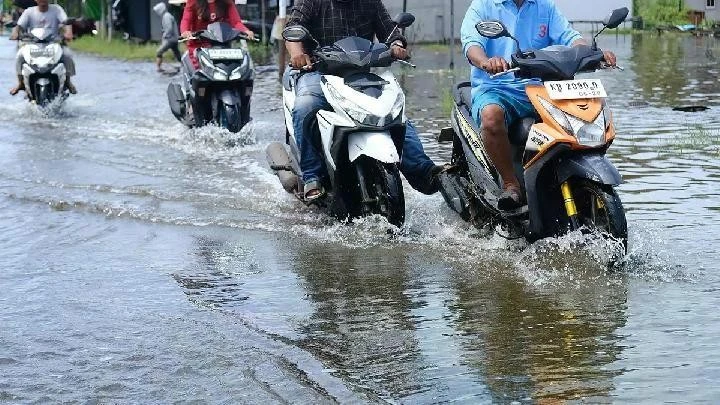 la station météorologique de Tanjung Priok de l'Agence indonésienne de météorologie, de climatologie et de géophysique (BMKG) avait émis une alerte précoce concernant les inondations côtières du 26 décembre 2024 au 3 janvier 2025. Photo : Antara