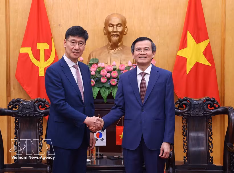 Renforcement de la coopération entre le Vietnam et Samsung Vietnam dans la formation des cadres dirigeants