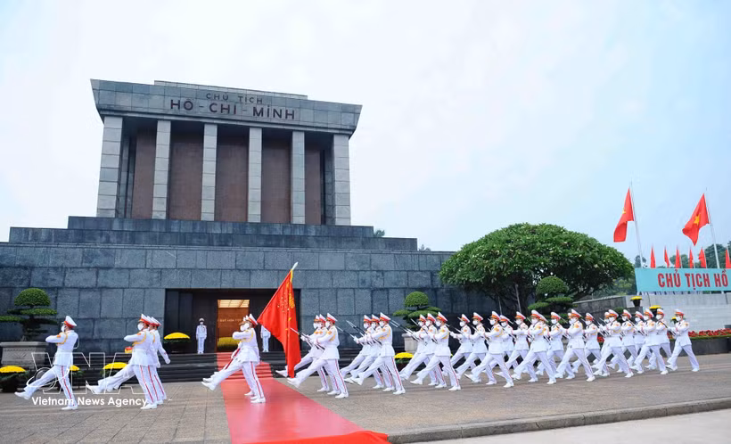 La garde d'honneur défile devant le mausolée d'Hô Chi Minh. Photo : VNA