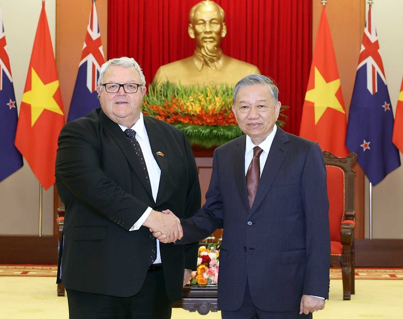 Le secrétaire général du Parti communiste du Vietnam, Tô Lâm rencontre le président de la Chambre des représentants néo-zélandaise Gerry Brownlee à Hanoï. Photo : VNA
