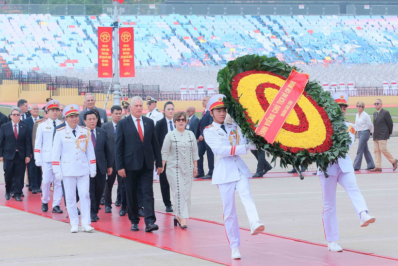 Le premier secrétaire du Comité central du Parti communiste de Cuba et président cubain Miguel Díaz-Canel Bermúdez, son épouse Lis Cuesta Peraza et des responsables cubains rendent hommage au Président Hô Chi Minh en son mausolée à Hanoï. Photo : VNA