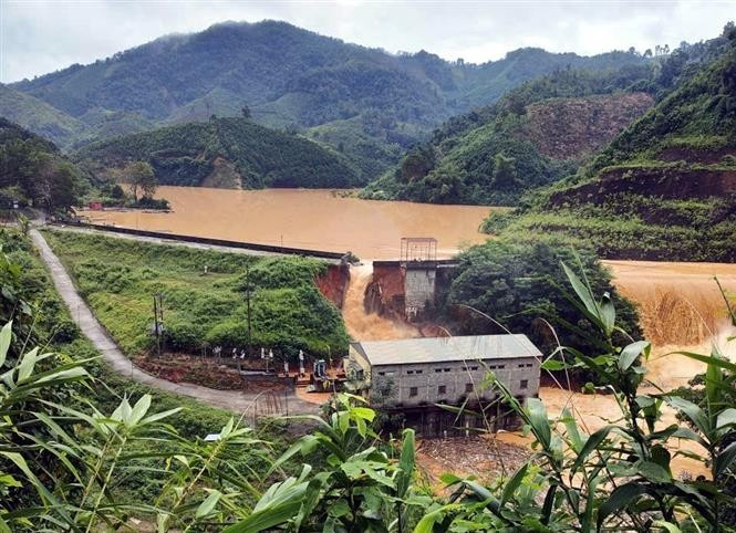 La rupture du barrage hydroélectrique de Bac Khe, situé dans le hameau du même nom, survenue vers 13h35 le 7 octobre. Photo : VNA