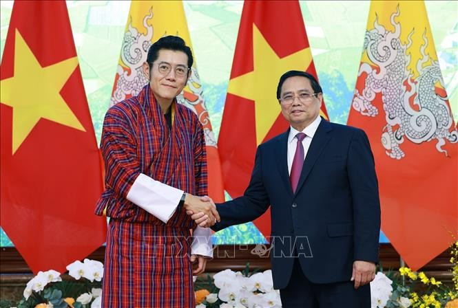 Le Premier ministre Pham Minh Chinh (droite) et le roi du Bhoutan Jigme Khesar Namgyel Wangchuck à Hanoï. Photo : VNA