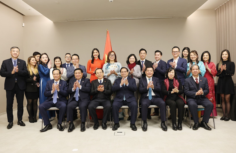 Le Premier ministre Pham Minh Chinh et des membres du Réseau d'innovation vietnamien en Europe. Photo : VNA