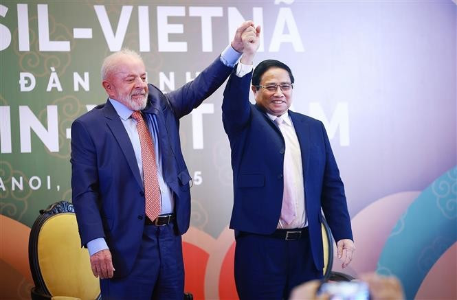 Le Premier ministre vietnamien Pham Minh Chinh (droite) et le président brésilien Luiz Inácio Lula da Silva ont participé ce samedi 29 mars au Forum économique Brésil-Vietnam. Photo : VNA