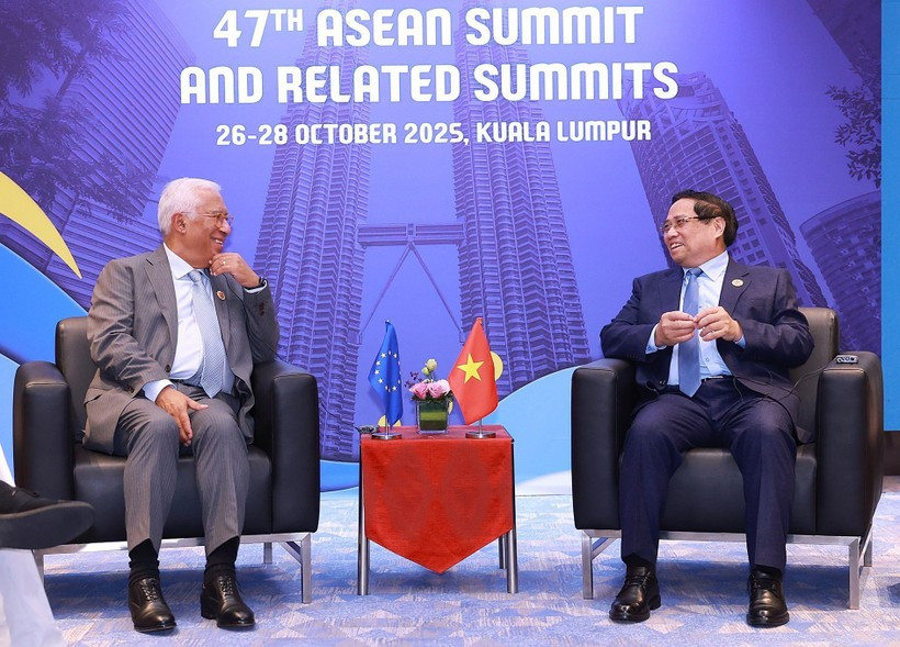 Le Premier ministre Pham Minh Chinh rencontre le président du Conseil européen, António Costa, dans le cadre du 47e sommet de l'ASEAN en Malaisie. Photo : VNA