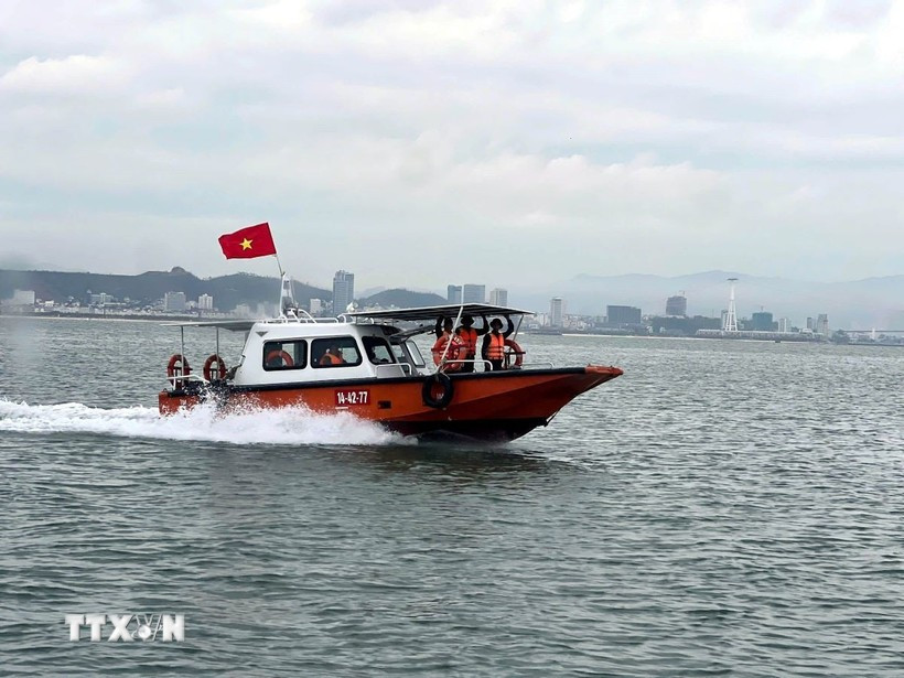 Un navire du Commandement militaire provincial de Quang Ninh patrouille dans la baie d'Ha Long. Photo : VNA