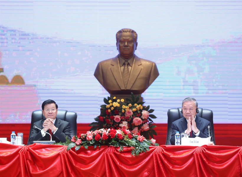 Le secrétaire général du PCV, To Lam (droite), a coprésidé à Vientiane, avec le secrétaire général du PPRL et président lao, Thongloun Sisoulith, une réunion consacrée à l’information sur les résultats du 14e Congrès national du PCV. Photo : VNA