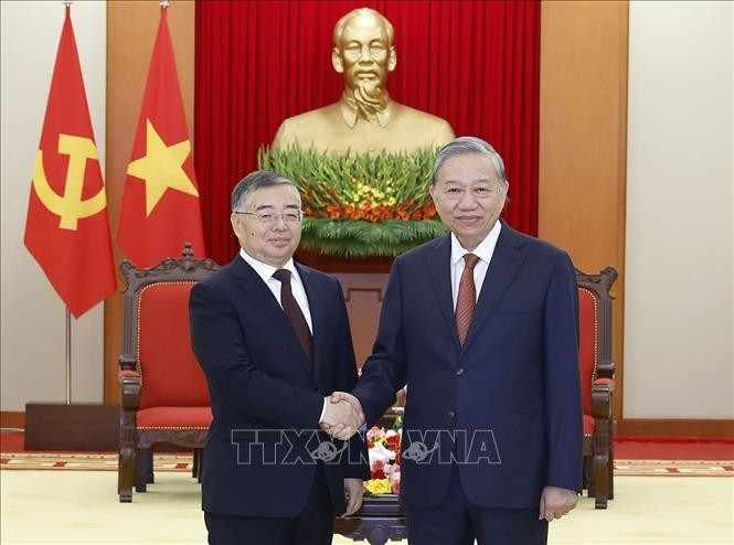 Le secrétaire général du Parti communiste du Vietnam, To Lam (droite), reçoit Li Shulei, membre du Bureau Politique, secrétaire du Secrétariat et chef du Département de l’information du Comité central du Parti communiste chinois. Photo : VNA